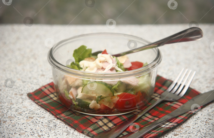 Скачать Салат с мясом, помидорами и огурцами фотосток Ozero