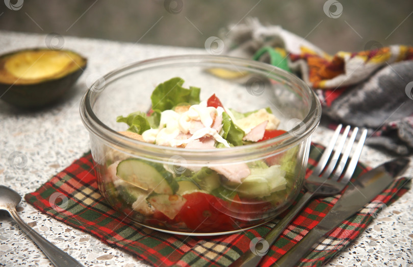 Скачать Салат с мясом, помидорами и огурцами на столе фотосток Ozero