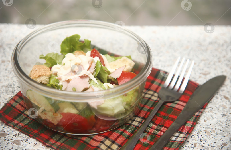 Скачать Салат с мясом, помидорами и огурцами фотосток Ozero