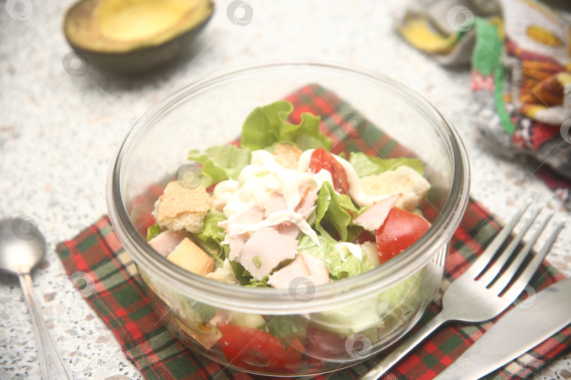 Скачать Салат с мясом, помидорами и огурцами фотосток Ozero