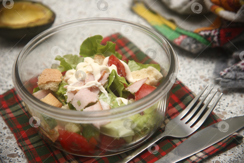 Скачать Салат с мясом, помидорами и огурцами фотосток Ozero