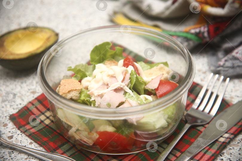 Скачать Салат с мясом, помидорами и огурцами фотосток Ozero