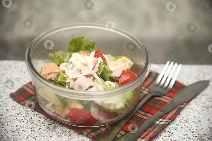 Скачать Салат с мясом, помидорами и огурцами фотосток Ozero