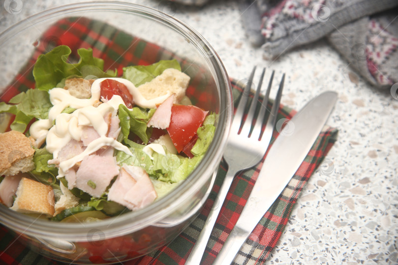 Скачать Салат с мясом, помидорами и огурцами фотосток Ozero