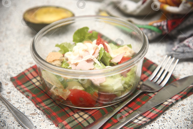 Скачать Салат с мясом, помидорами и огурцами фотосток Ozero