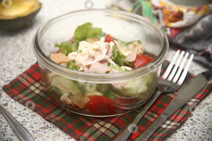 Скачать Салат с мясом, помидорами и огурцами фотосток Ozero