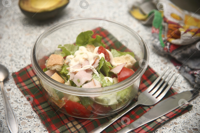 Скачать Салат с мясом, помидорами и огурцами фотосток Ozero