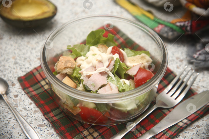 Скачать Салат с мясом, помидорами и огурцами фотосток Ozero