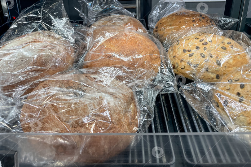 Скачать Свежая выпечка хлебобулочные изделия продукты питания выпечка на полке продуктового магазина супермаркета фотосток Ozero