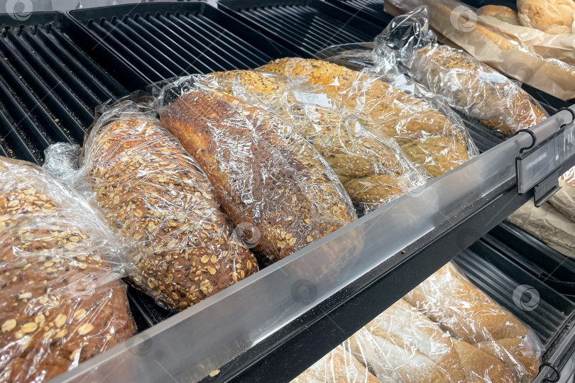Скачать Свежая выпечка хлебобулочные изделия продукты питания выпечка на полке продуктового магазина супермаркета фотосток Ozero