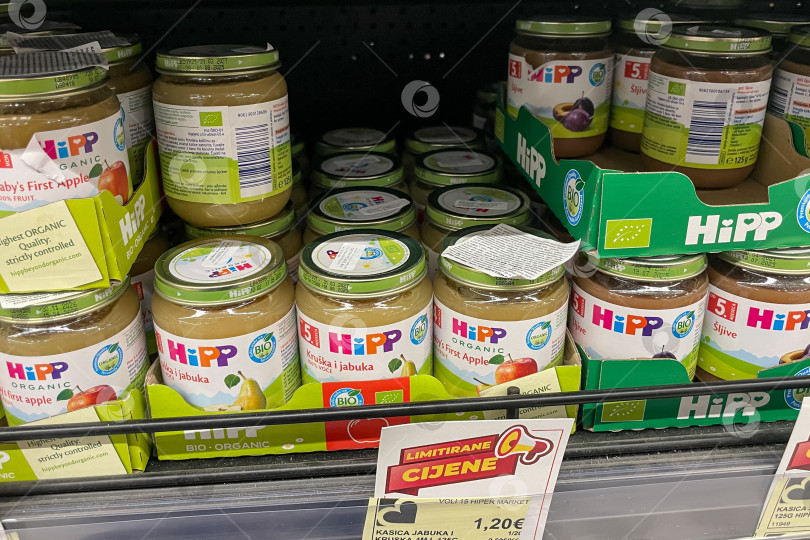 Скачать Бар, Черногория, 10 января 2026 года, полка в продуктовом магазине с детским питанием Hipp фотосток Ozero