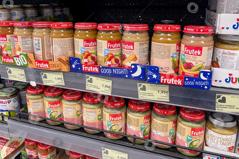Скачать Бар, Черногория, 10 января 2026 года, полка в продуктовом магазине с разнообразным детским питанием фотосток Ozero