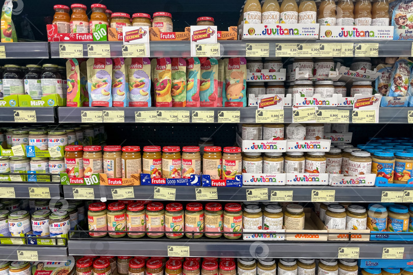 Скачать Бар, Черногория, 10 января 2026 года, полка в продуктовом магазине с разнообразным детским питанием фотосток Ozero