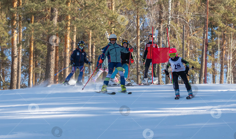 Скачать Россия, Красноярск 25 февраля 2025г. Спортивный тренер и инструктор по лыжному спорту работает со своими учениками на заснеженном горнолыжном склоне. фотосток Ozero