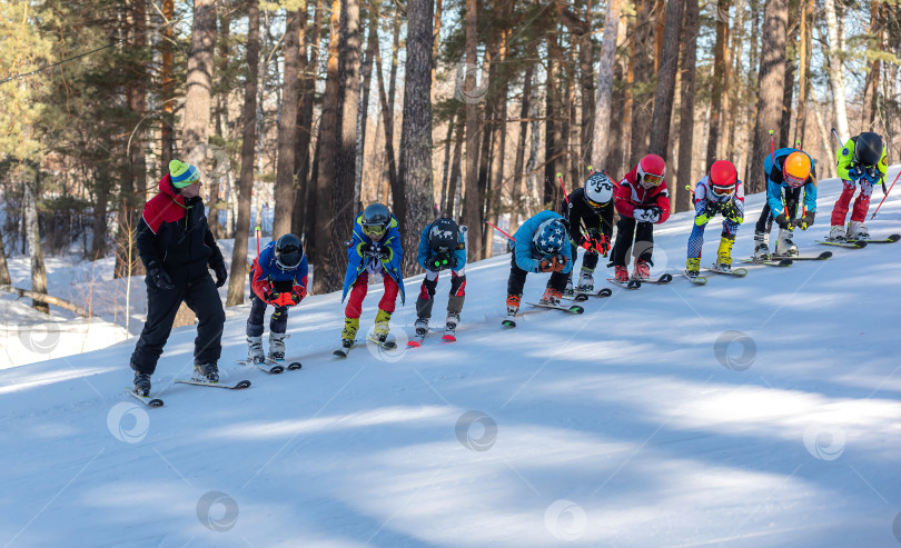 Скачать Россия, Красноярск 25 февраля 2025г. Спортивный тренер и инструктор по лыжному спорту работает со своими учениками на заснеженном горнолыжном склоне. фотосток Ozero