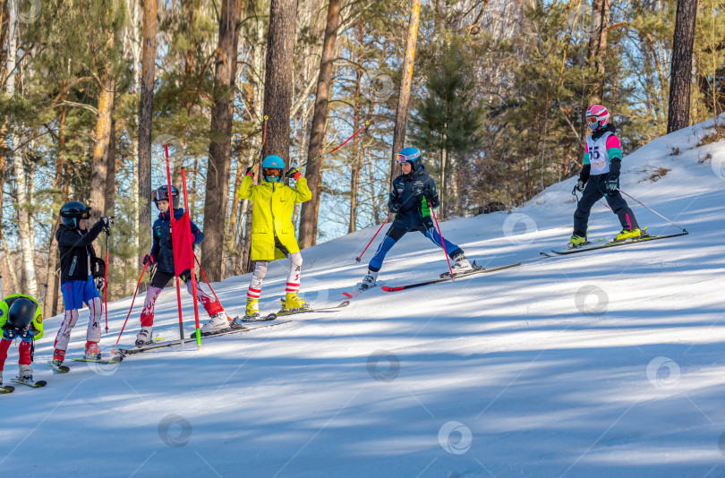 Скачать Россия, Красноярск 25 февраля 2025г. Спортивный тренер и инструктор по лыжному спорту работает со своими учениками на заснеженном горнолыжном склоне. фотосток Ozero