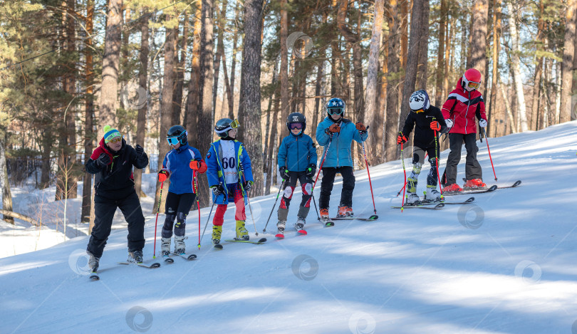 Скачать Россия, Красноярск 25 февраля 2025г. Спортивный тренер и инструктор по лыжному спорту работает со своими учениками на заснеженном горнолыжном склоне. фотосток Ozero
