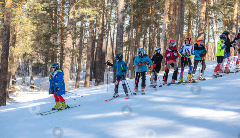 Скачать Россия, Красноярск 25 февраля 2025г. Спортивный тренер и инструктор по лыжному спорту работает со своими учениками на заснеженном горнолыжном склоне. фотосток Ozero