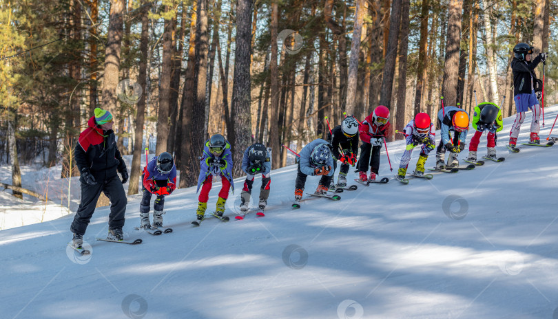 Скачать Россия, Красноярск 25 февраля 2025г. Спортивный тренер и инструктор по лыжному спорту работает со своими учениками на заснеженном горнолыжном склоне. фотосток Ozero