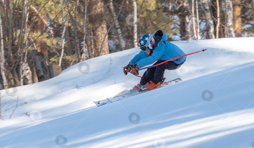 Скачать Россия, Красноярск 25 февраля 2025г. Мальчик лыжник, спускается на лыжах по снежному склону. фотосток Ozero