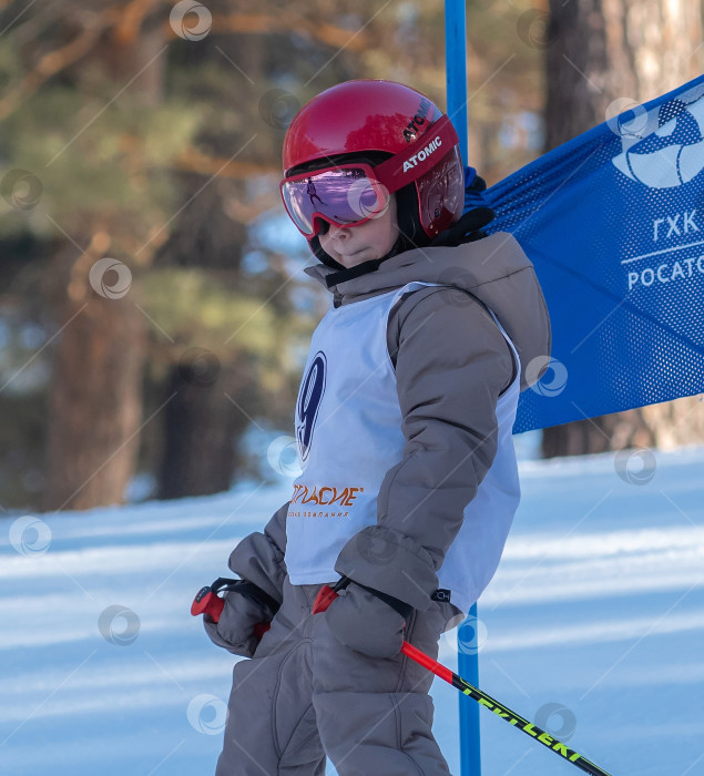 Скачать Россия, Красноярск 25 февраля 2025г. Мальчик лыжник, спускается на лыжах по снежному склону. фотосток Ozero