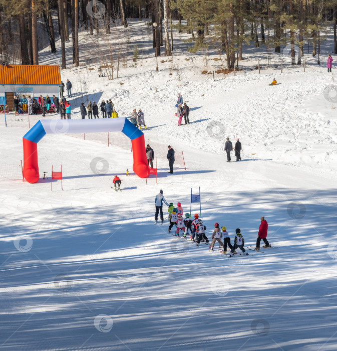 Скачать Россия, Красноярск 25 февраля 2025г. Спортивный тренер и инструктор по лыжному спорту работает со своими учениками на заснеженном горнолыжном склоне. фотосток Ozero