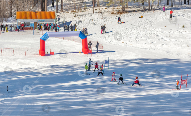 Скачать Россия, Красноярск 25 февраля 2025г. Спортивный тренер и инструктор по лыжному спорту работает со своими учениками на заснеженном горнолыжном склоне. фотосток Ozero