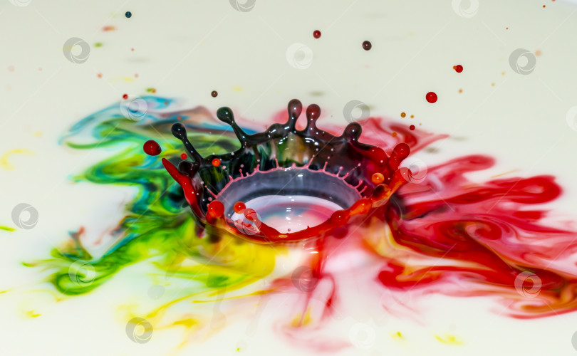 Скачать Всплески разноцветной яркой краски в виде корон фотосток Ozero