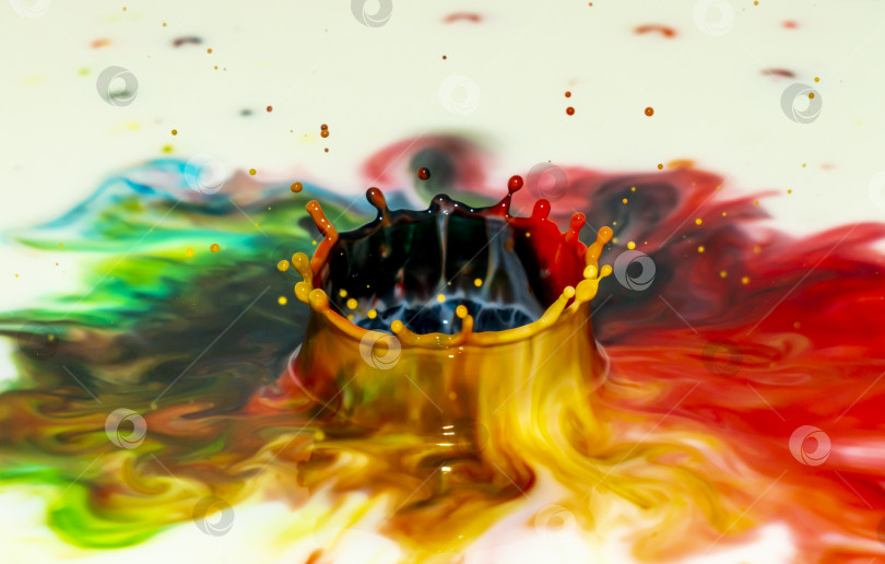 Скачать Всплески разноцветной краски ярких цветов в виде корон фотосток Ozero