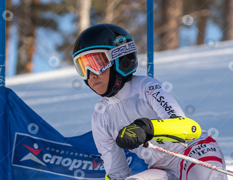 Скачать Россия, Красноярск 25 февраля 2025г. Мальчик лыжник, спускается на лыжах по снежному склону. фотосток Ozero
