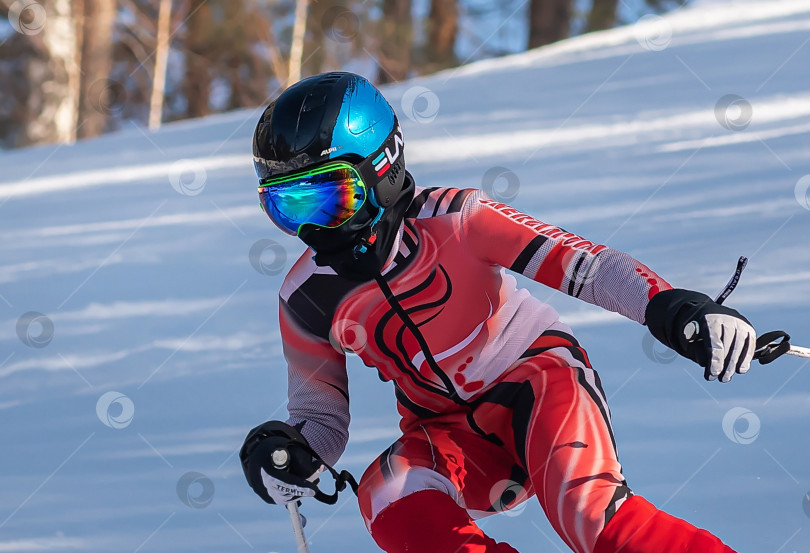 Скачать Россия, Красноярск 25 февраля 2025г. Мальчик лыжник, спускается на лыжах по снежному склону. фотосток Ozero
