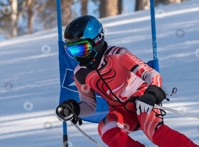 Скачать Россия, Красноярск 25 февраля 2025г. Мальчик лыжник, спускается на лыжах по снежному склону. фотосток Ozero