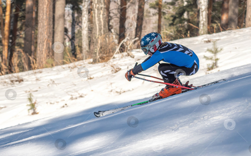 Скачать Россия, Красноярск 25 февраля 2025г. Девочка лыжница, спускается на лыжах по снежному склону. фотосток Ozero