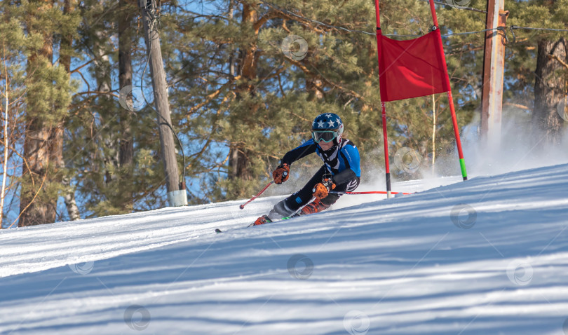 Скачать Россия, Красноярск 25 февраля 2025г. Девочка лыжница, спускается на лыжах по снежному склону. фотосток Ozero