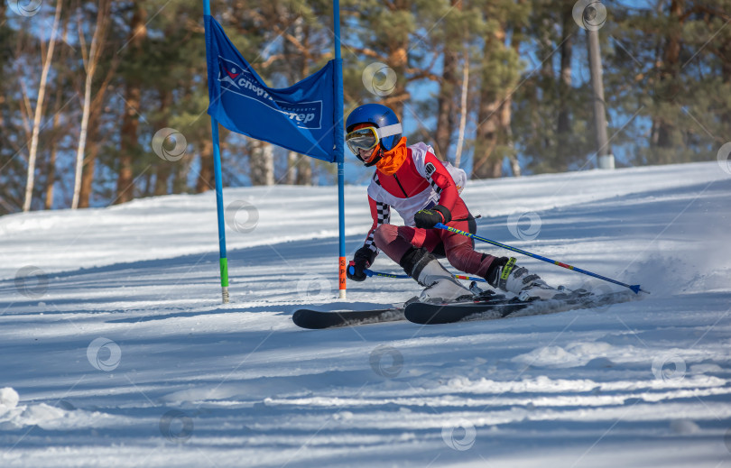 Скачать Россия, Красноярск 25 февраля 2025г. Мальчик лыжник, спускается на лыжах по снежному склону. фотосток Ozero