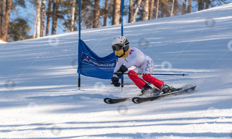 Скачать Россия, Красноярск 25 февраля 2025г. Девочка лыжница, спускается на лыжах по снежному склону. фотосток Ozero