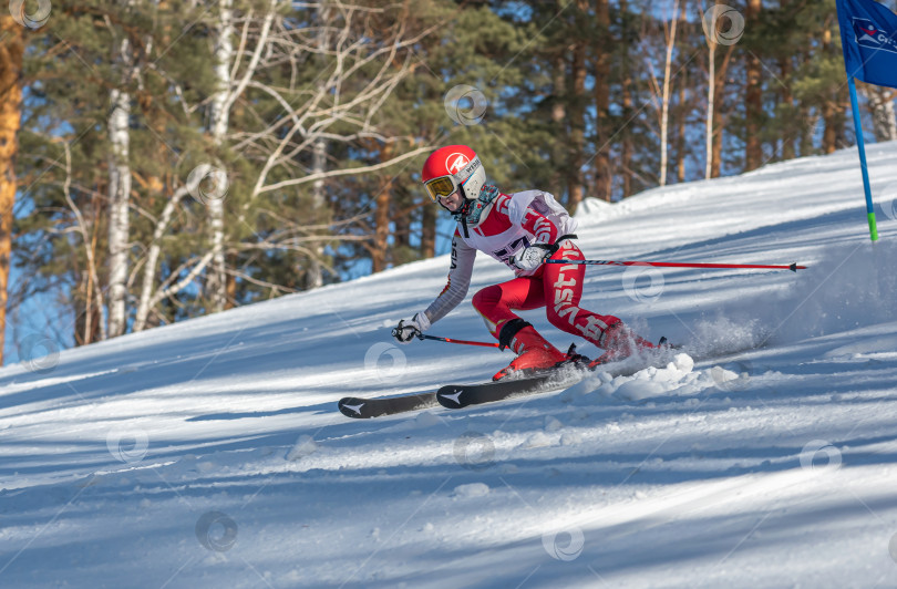 Скачать Россия, Красноярск 25 февраля 2025г. Девочка лыжница, спускается на лыжах по снежному склону. фотосток Ozero
