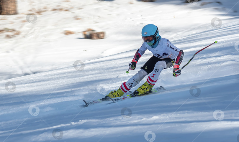 Скачать Россия, Красноярск 25 февраля 2025г. Мальчик лыжник, спускается на лыжах по снежному склону. фотосток Ozero