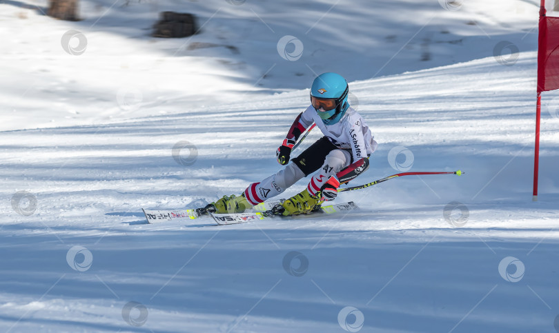 Скачать Россия, Красноярск 25 февраля 2025г. Мальчик лыжник, спускается на лыжах по снежному склону. фотосток Ozero