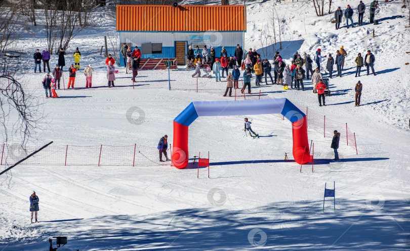 Скачать Россия, Красноярск 25 февраля 2025г.Лыжник завершает спуск на финишной прямой фотосток Ozero