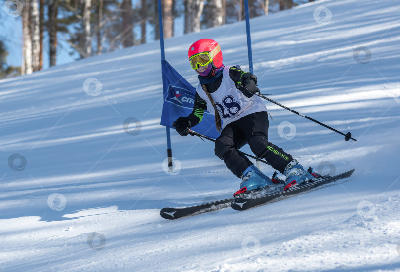 Скачать Россия, Красноярск 25 февраля 2025г. Мальчик лыжник, спускается на лыжах по снежному склону. фотосток Ozero