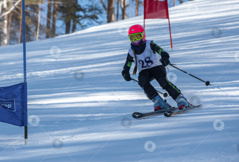 Скачать Россия, Красноярск 25 февраля 2025г. Мальчик лыжник, спускается на лыжах по снежному склону. фотосток Ozero