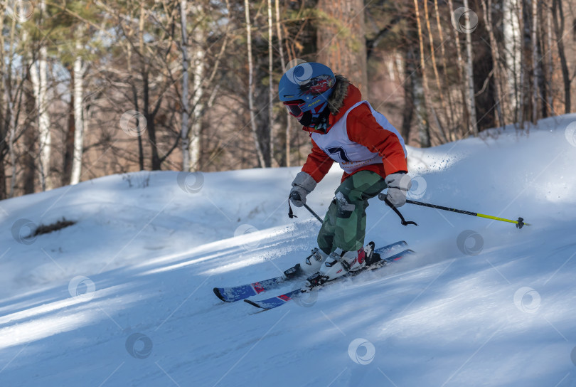 Скачать Россия, Красноярск 25 февраля 2025г. Мальчик лыжник, спускается на лыжах по снежному склону. фотосток Ozero