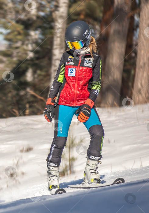 Скачать Россия, Красноярск 25 февраля 2025г. Девочка лыжница, спускается на лыжах по снежному склону. фотосток Ozero