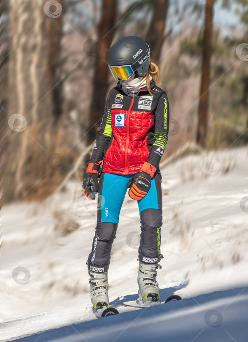 Скачать Россия, Красноярск 25 февраля 2025г. Девочка лыжница, спускается на лыжах по снежному склону. фотосток Ozero