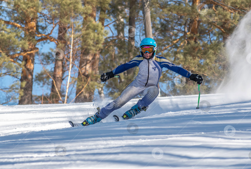 Скачать Россия, Красноярск 25 февраля 2025г. Мальчик лыжник, спускается на лыжах по снежному склону. фотосток Ozero