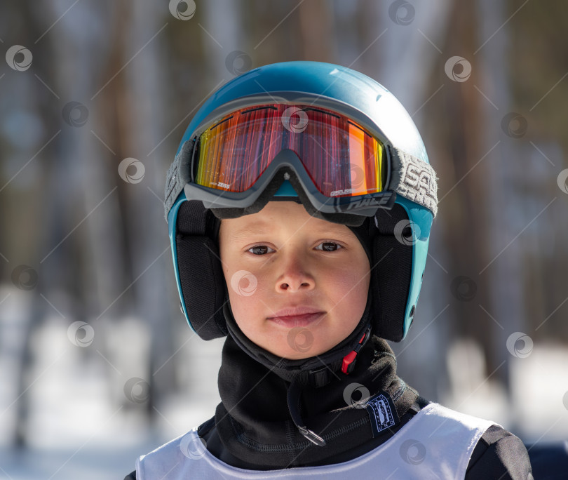Скачать Россия, Красноярск 25 марта 2025г. Мальчик лыжник, в голубом шлеме и лыжных очках. фотосток Ozero
