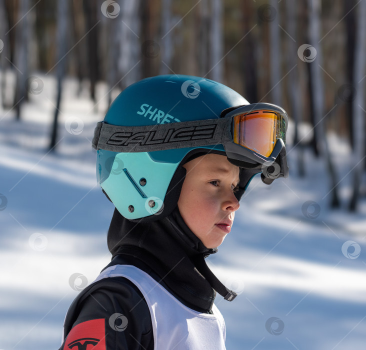 Скачать Россия, Красноярск 25 марта 2025г. Мальчик лыжник, в голубом шлеме и лыжных очках. фотосток Ozero