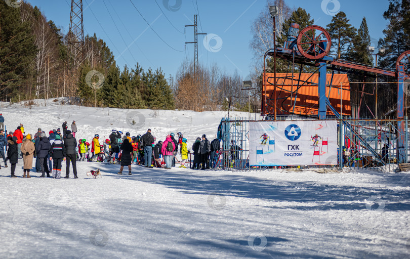 Скачать Россия, Красноярск 25 февраля 2025г. Зимний пейзаж с лыжниками и сноубордистами. Видны подъёмник и снег, фотосток Ozero