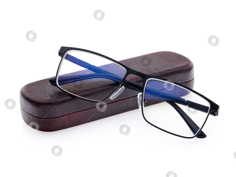 Скачать Очки для чтения с антибликовым покрытием и диоптриями в закрытом кожаном футляре, выделенные на белом фоне, без фирменного знака фотосток Ozero